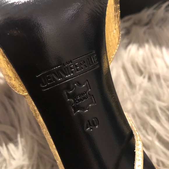 Jennifer Lee gold heels - Picture 7 of 7
